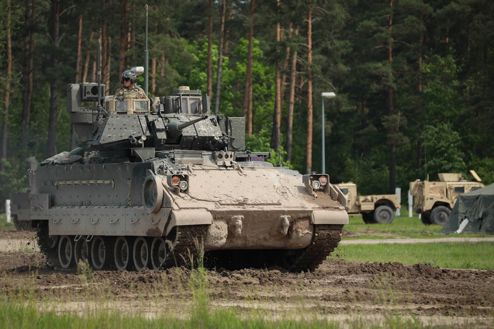 美军M2A3 Bradley步兵战车实弹训练资料图。美国司法部称涉案国防信息包括Bradley平台相关资料｜来源：DVIDS / U.S. Army