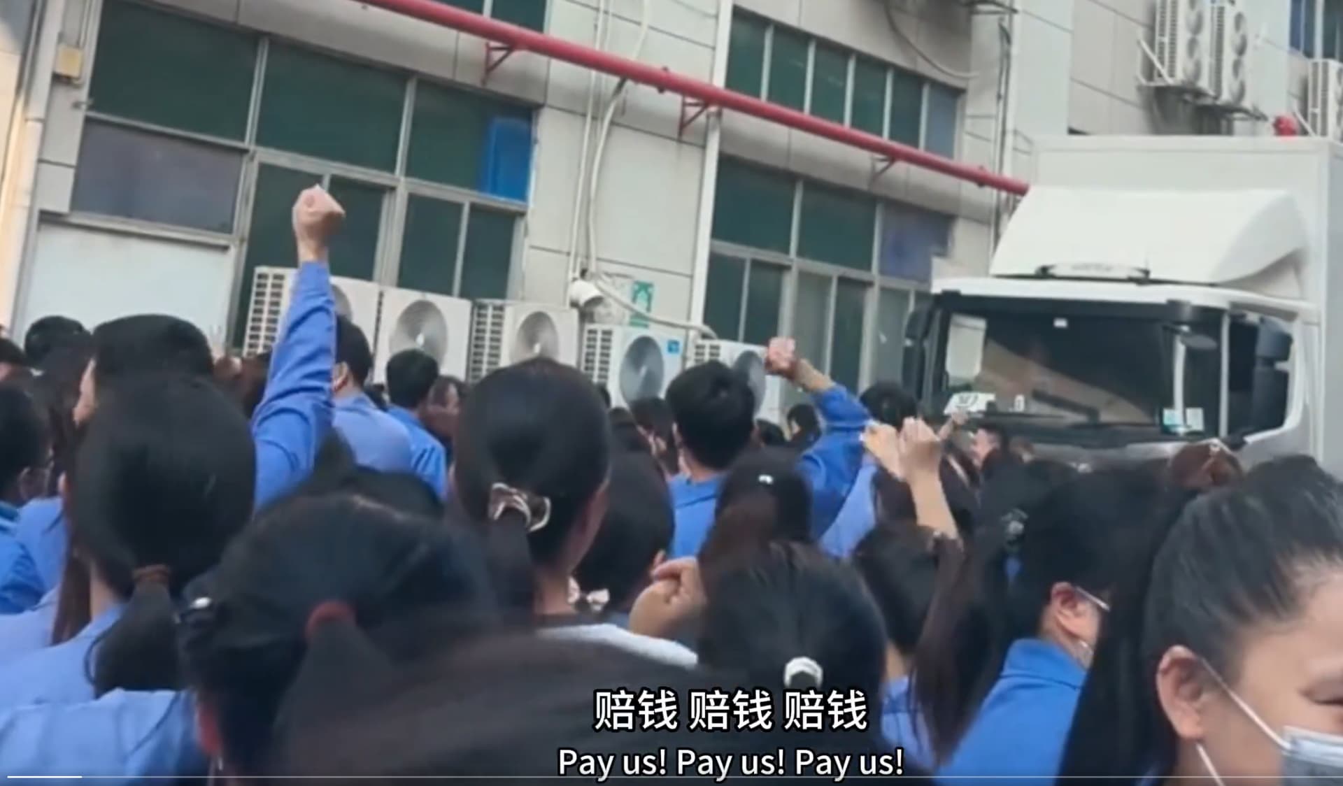 资料图:中国工人集体维权现场。欠薪和劳动争议是CDM长期记录的抗议类型之一|来源:公开网络现场图片