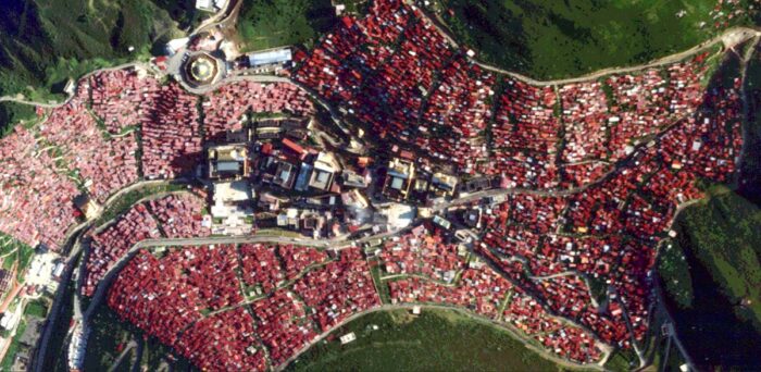 喇荣五明佛学院卫星图,显示密集僧舍与核心建筑区域|来源:International Campaign for Tibet / Planet Labs