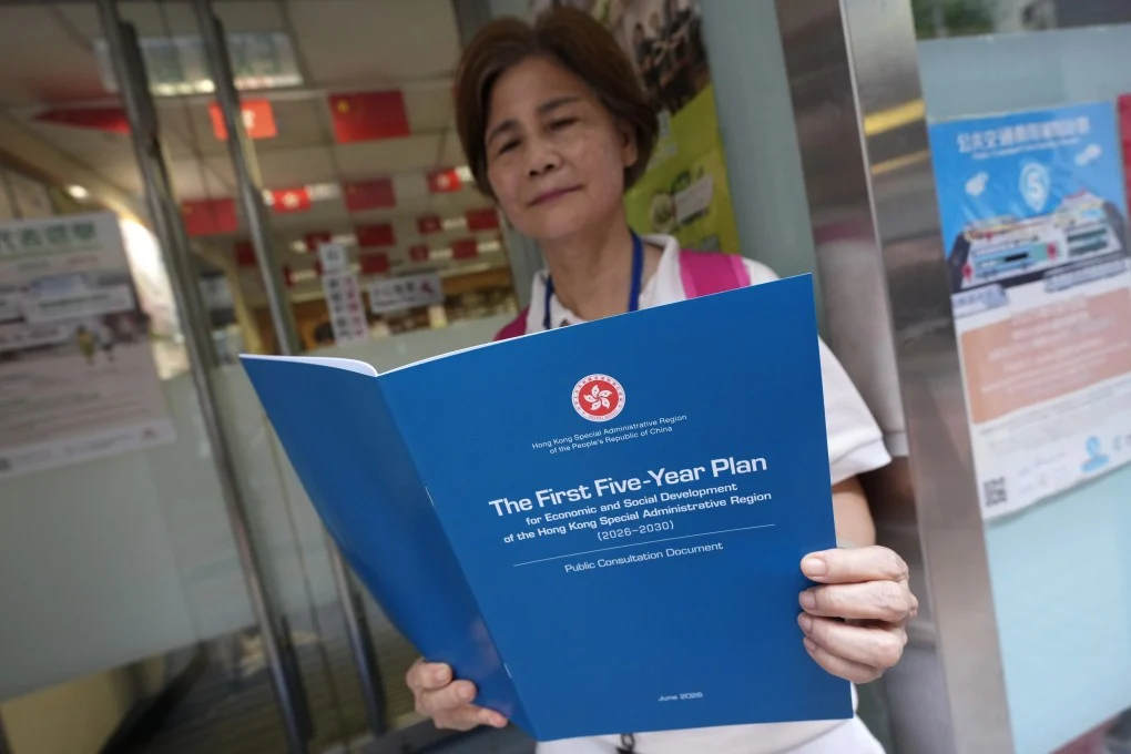 市民领取香港首个五年规划公众咨询文件资料图｜来源：South China Morning Post