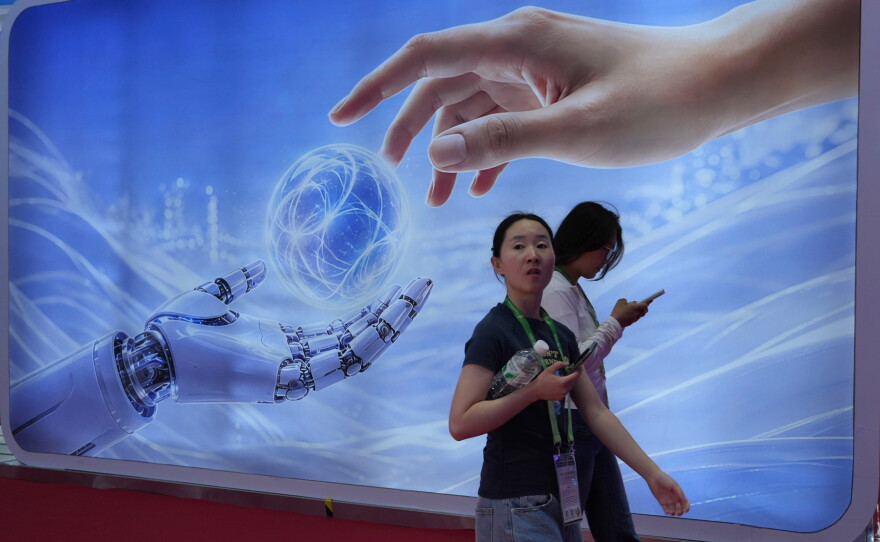 北京中国国际供应链促进博览会上的人工智能展示资料画面|来源:AP / KPBS