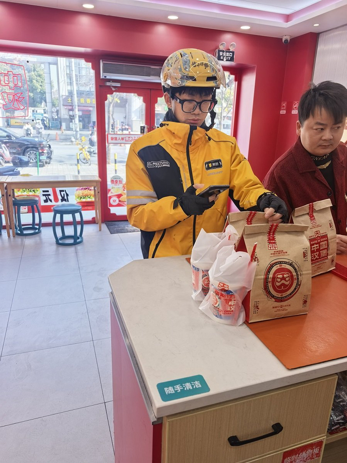 美团外卖骑手取餐资料图|来源:新浪新闻
