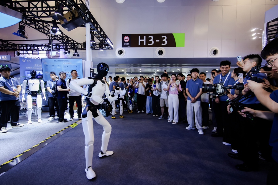 2026世界人工智能大会现场，人形机器人进行演示｜来源：广州日报新花城