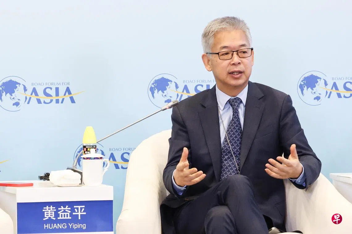 黄益平参加经济论坛资料画面|来源:联合早报