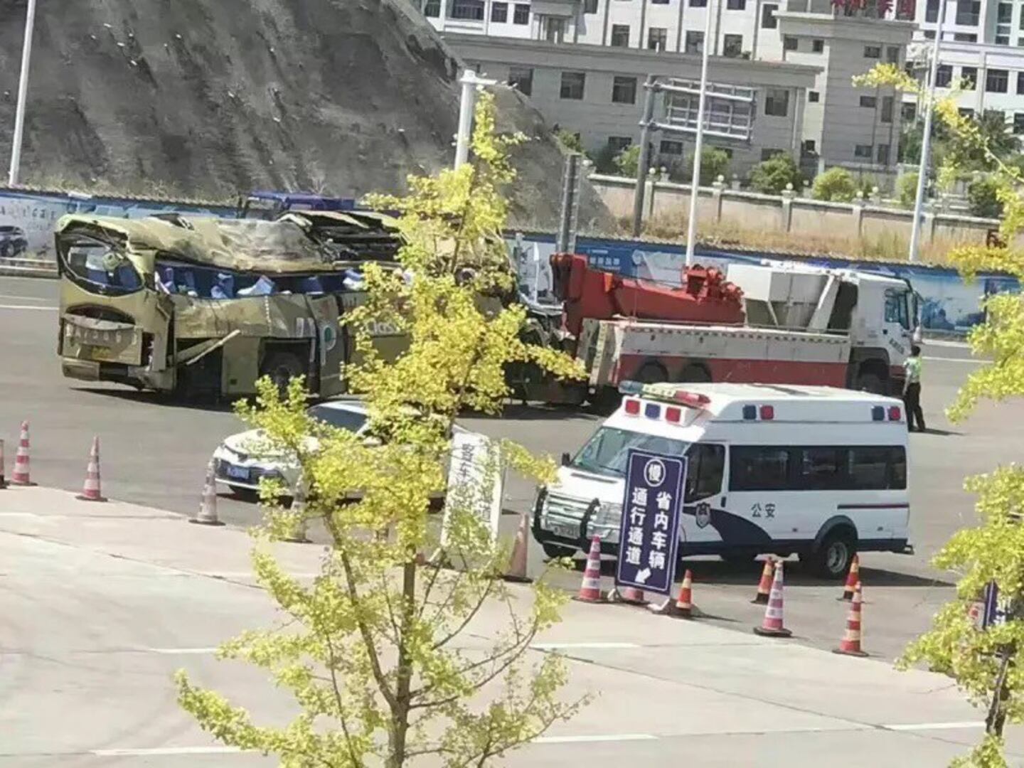 2022年贵州隔离大巴事故后，救援及拖车人员处理严重损毁的车辆｜来源：自由亚洲电台