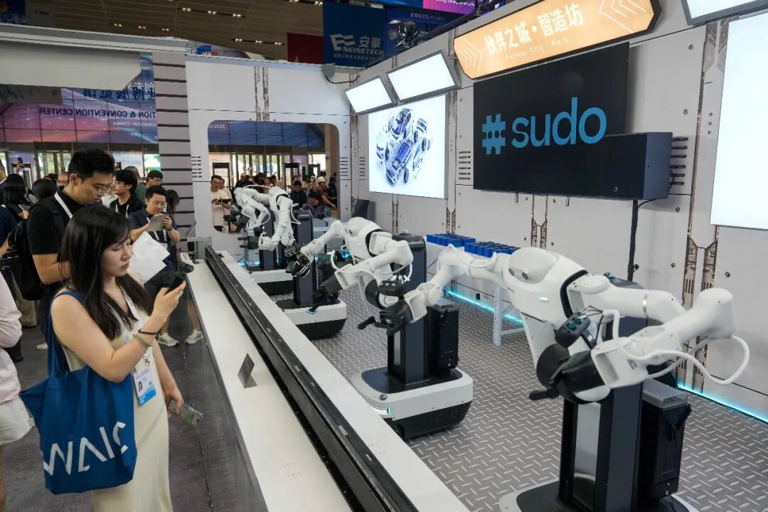 2026世界人工智能大会现场的机器人作业展示｜来源：新浪财经