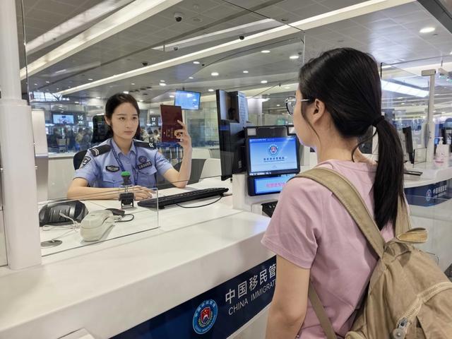 上海浦东机场中国移民管理柜台查验旅客证件。资料图|来源:新浪财经