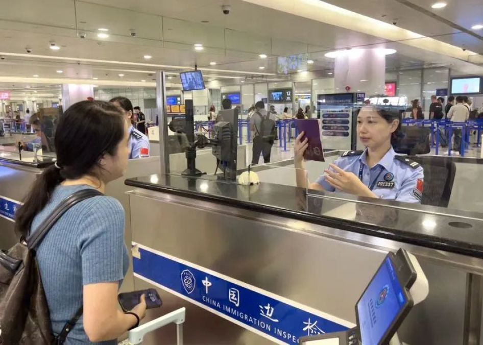 上海机场边检柜台查验旅客证件。资料图|来源:上观新闻