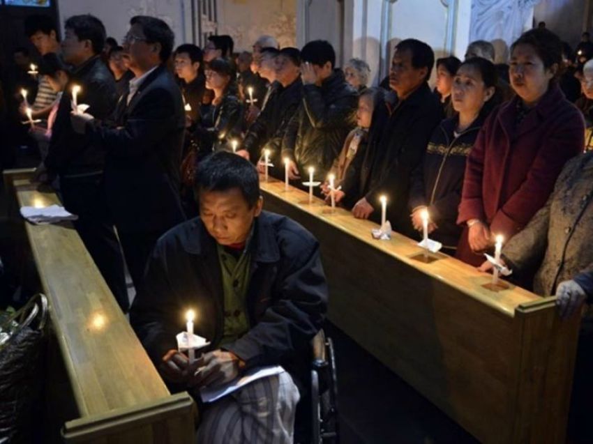 资料图：成都秋雨圣约教会信徒举行烛光聚会｜来源：The Christian Post