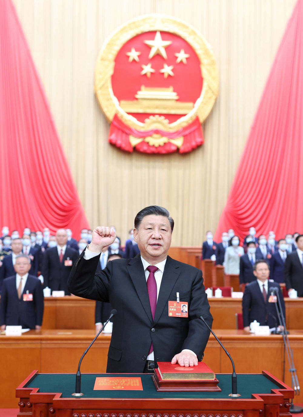 2023年3月10日,习近平在十四届全国人大一次会议上进行宪法宣誓|来源:新华社资料图