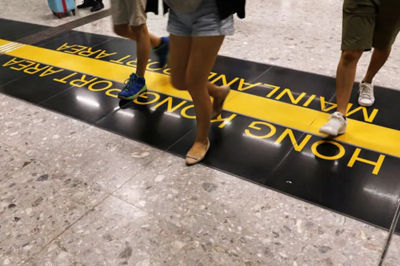 资料图：旅客通过香港高铁口岸边检。出境限制最终由口岸执行，个人往往在准备离境时才会发现限制｜来源：Radio Free Asia / Reuters