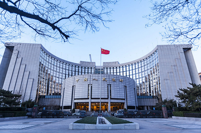 资料图：中国人民银行北京总部。人民币实行有管理的浮动汇率制度，中间价是影响市场价格的重要政策锚｜来源：Yicai Global
