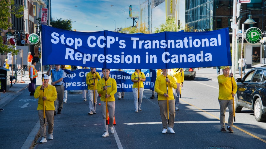 资料图:2025年多伦多反跨国镇压游行,参与者举起“Stop CCP’s Transnational Repression in Canada”横幅|来源:Vision Times
