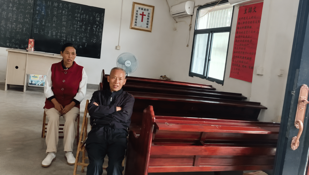 安徽金寨涉事家庭教会内部。图中可见十字架、长椅和宗教文字|来源:ChinaAid