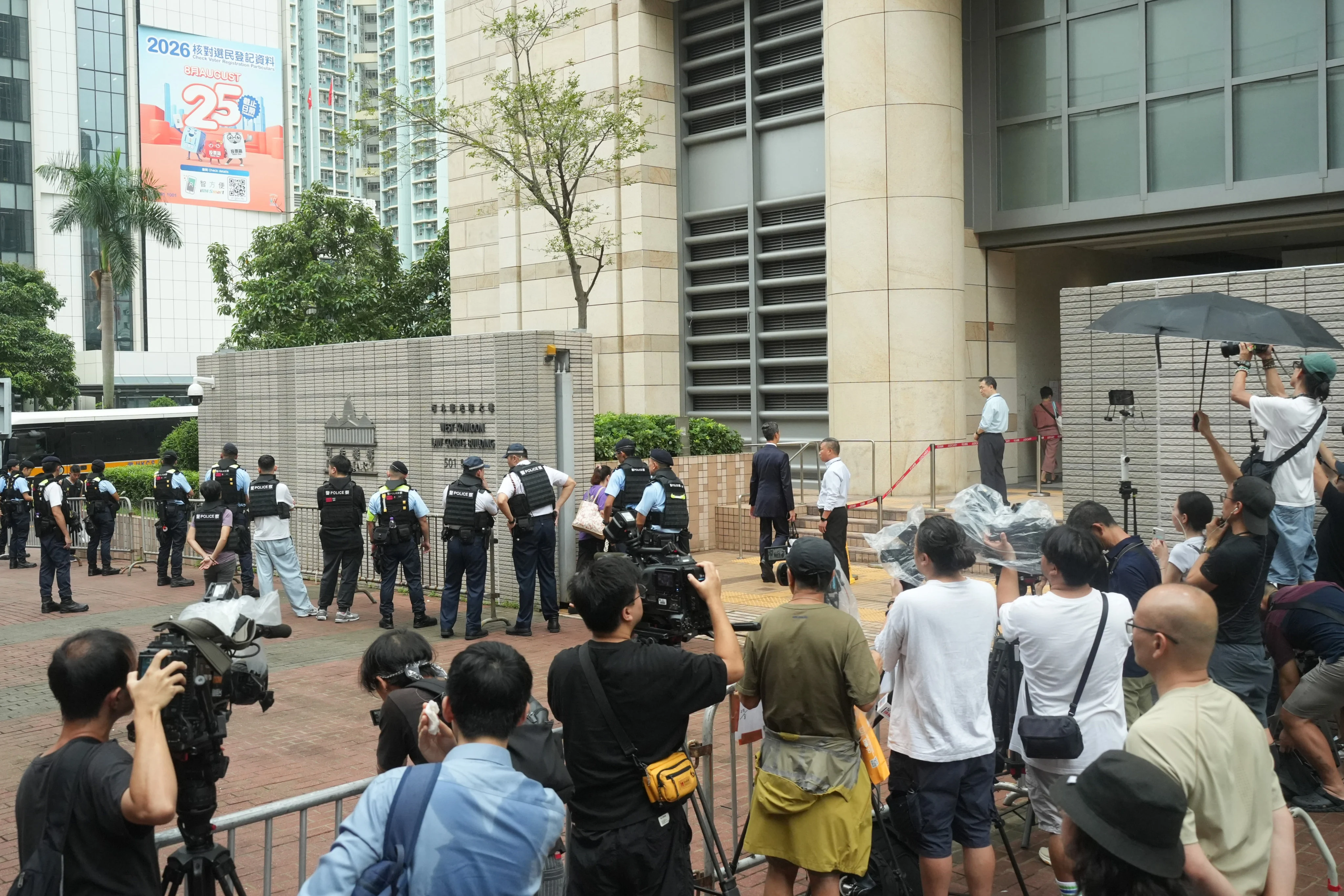 香港西九龙法院外的警力部署与媒体采访区。资料图|来源:South China Morning Post