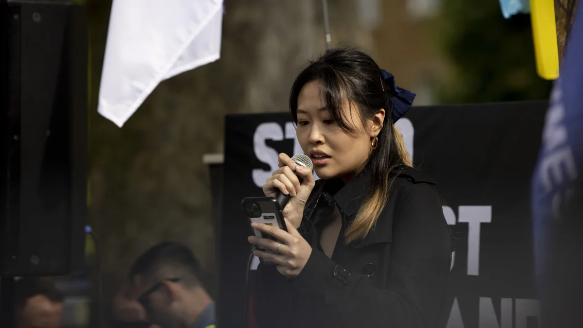 Carmen Lau在英国公开活动上发言。她称自己在流亡期间持续遭受跨境骚扰|来源:Human Rights Watch