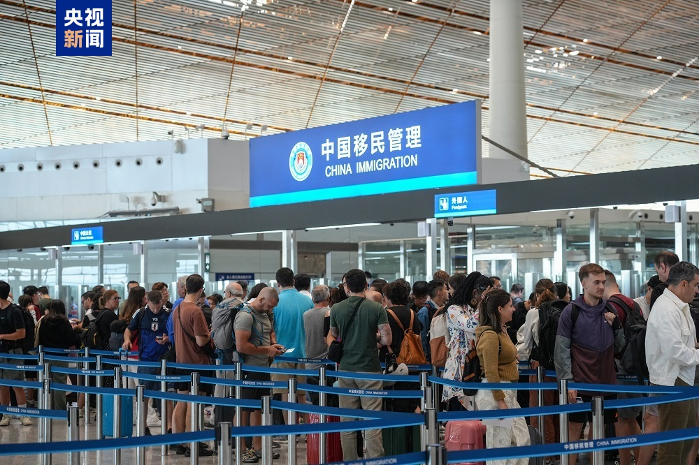 北京首都机场中国移民管理通道资料图|来源:中国国际广播电台