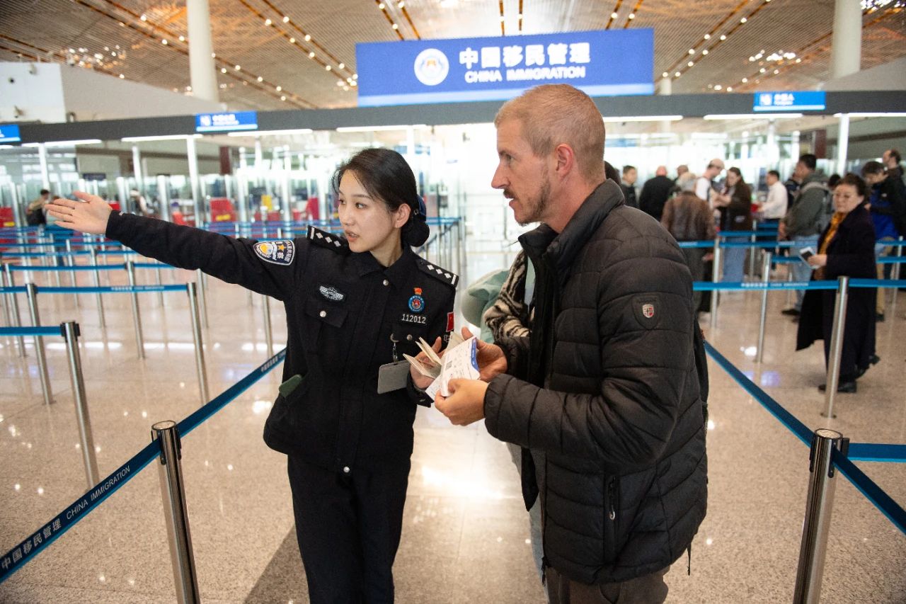 中国移民管理人员在机场协助旅客。资料图|来源:深圳政府在线