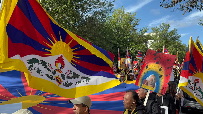西藏支持者在华盛顿中国使馆附近游行。摄影：Nordhey Dolma/RFA Tibetan｜来源：Radio Free Asia / Nordhey Dolma