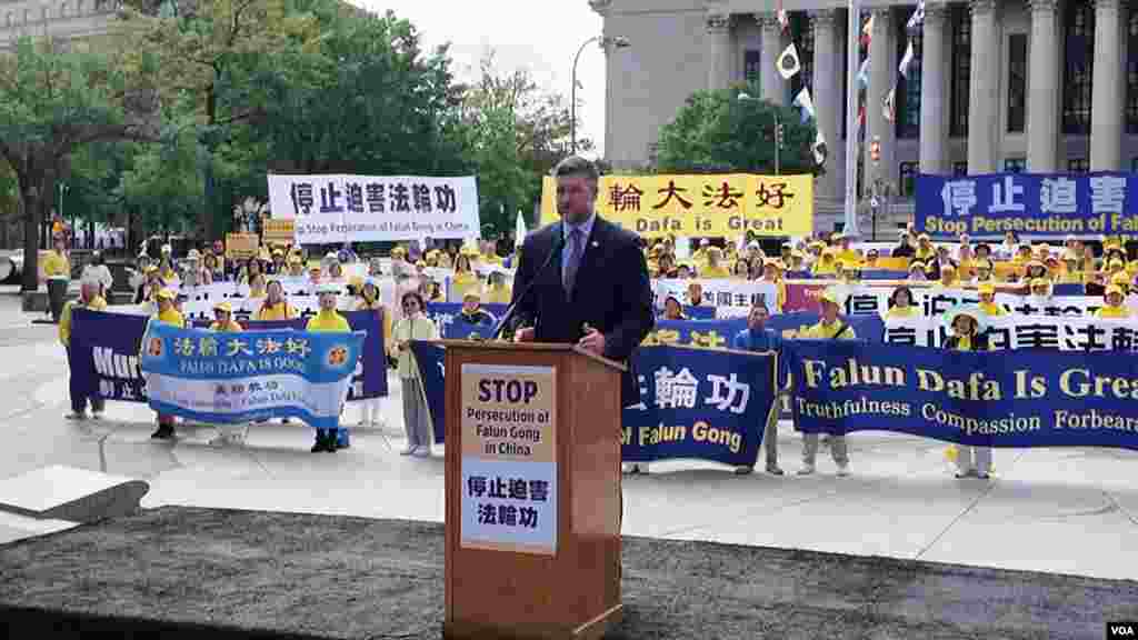 9月24日，美国众议员Pat Ryan在法轮功集会上讲话｜来源：美国之音