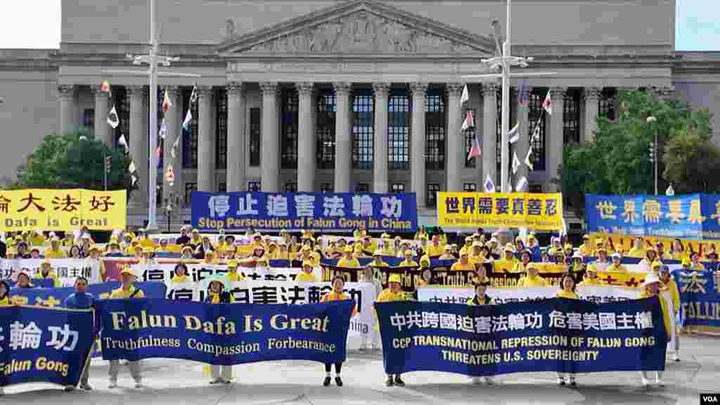 9月24日,法轮功学员在华盛顿美国海军纪念馆前广场举行集会|来源:美国之音