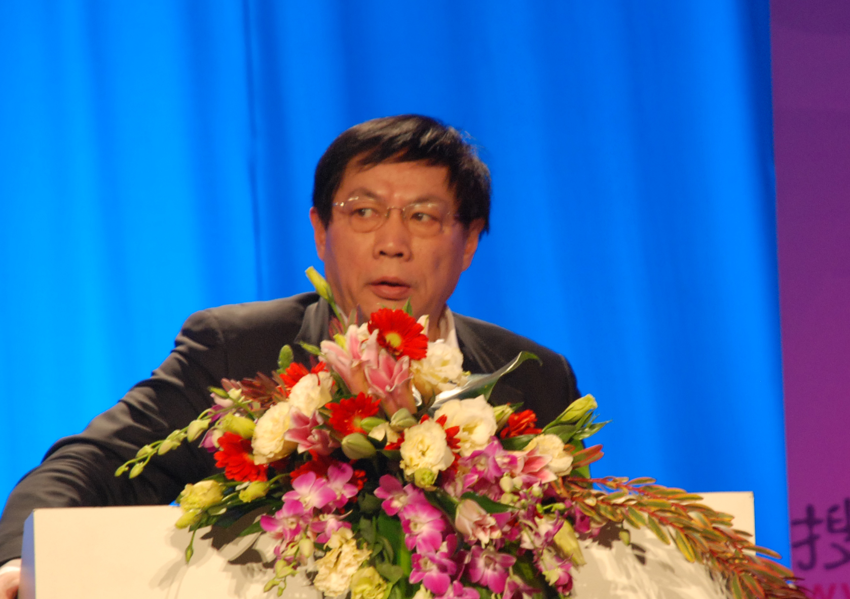 任志强2012年公开演讲资料照。摄影：Wang65 / Wikimedia Commons，CC BY-SA 3.0｜来源：Wikimedia Commons / Wang65，CC BY-SA 3.0