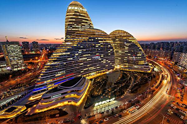 北京望京SOHO夜景,潘石屹参与创办的SOHO中国商业建筑资料图。来源:凤凰网