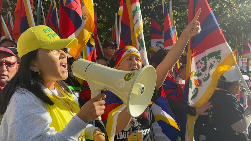 2026年9月24日华盛顿使馆附近白天示威现场。摄影：Nordhey Dolma／RFA Tibetan。该图不是25日凌晨投影冲突画面｜来源：RFA Tibetan / Nordhey Dolma