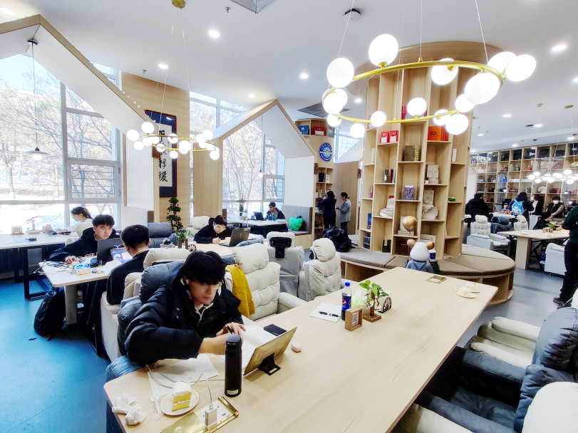 哈工程图书馆如需书屋学生阅读空间(2023年校方资料图),图源:哈尔滨工程大学英文官网