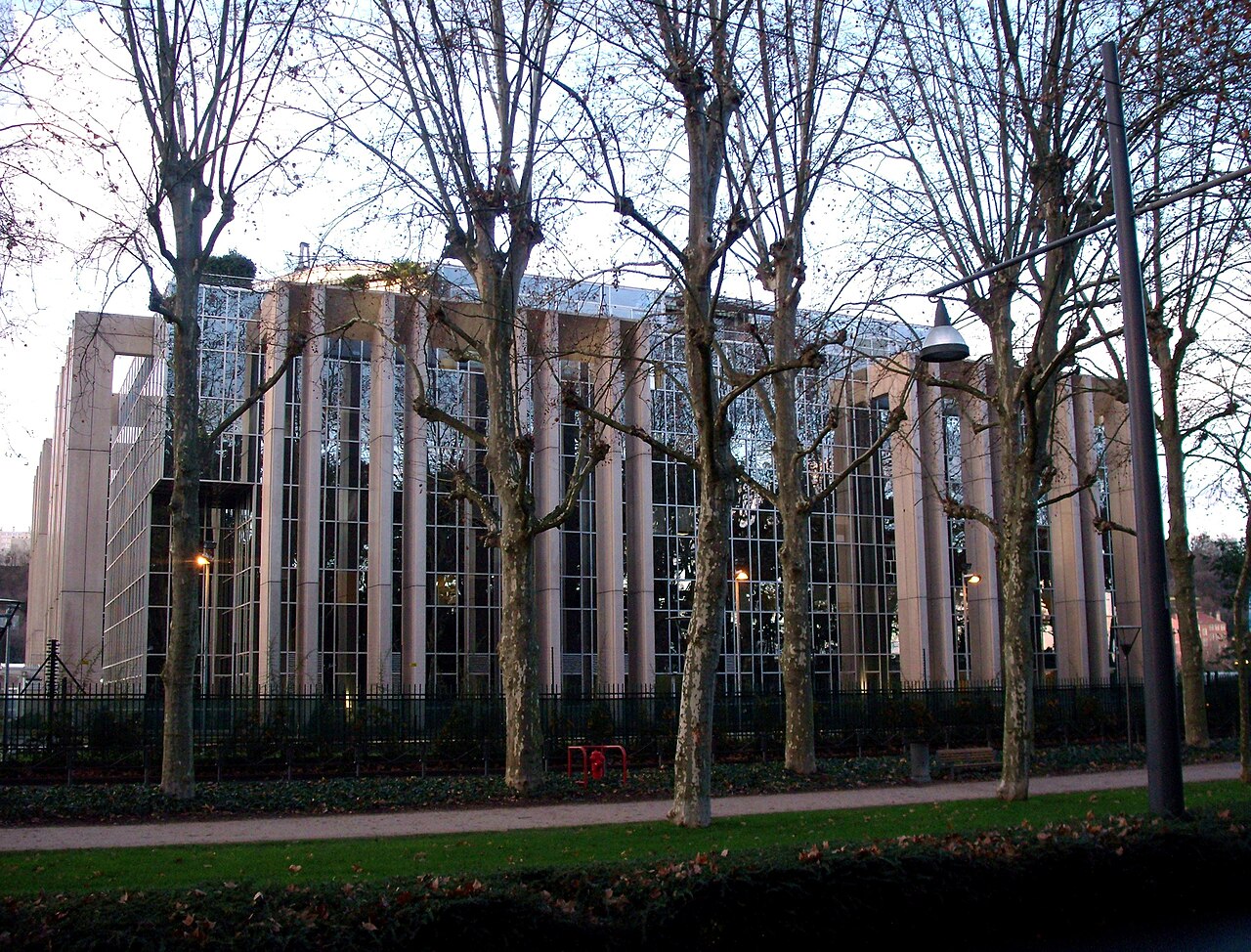国际刑警组织法国里昂总部（2011年资料照片）。摄影：Jean-Marc Brivet／Wikimedia Commons；非香港大会现场｜来源：Wikimedia Commons / Jean-Marc Brivet