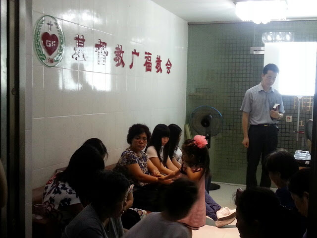资料图：2015年5月，广福教会聚会场所被封后，信徒在门外继续敬拜。来源：ChinaAid / Guangfu Church