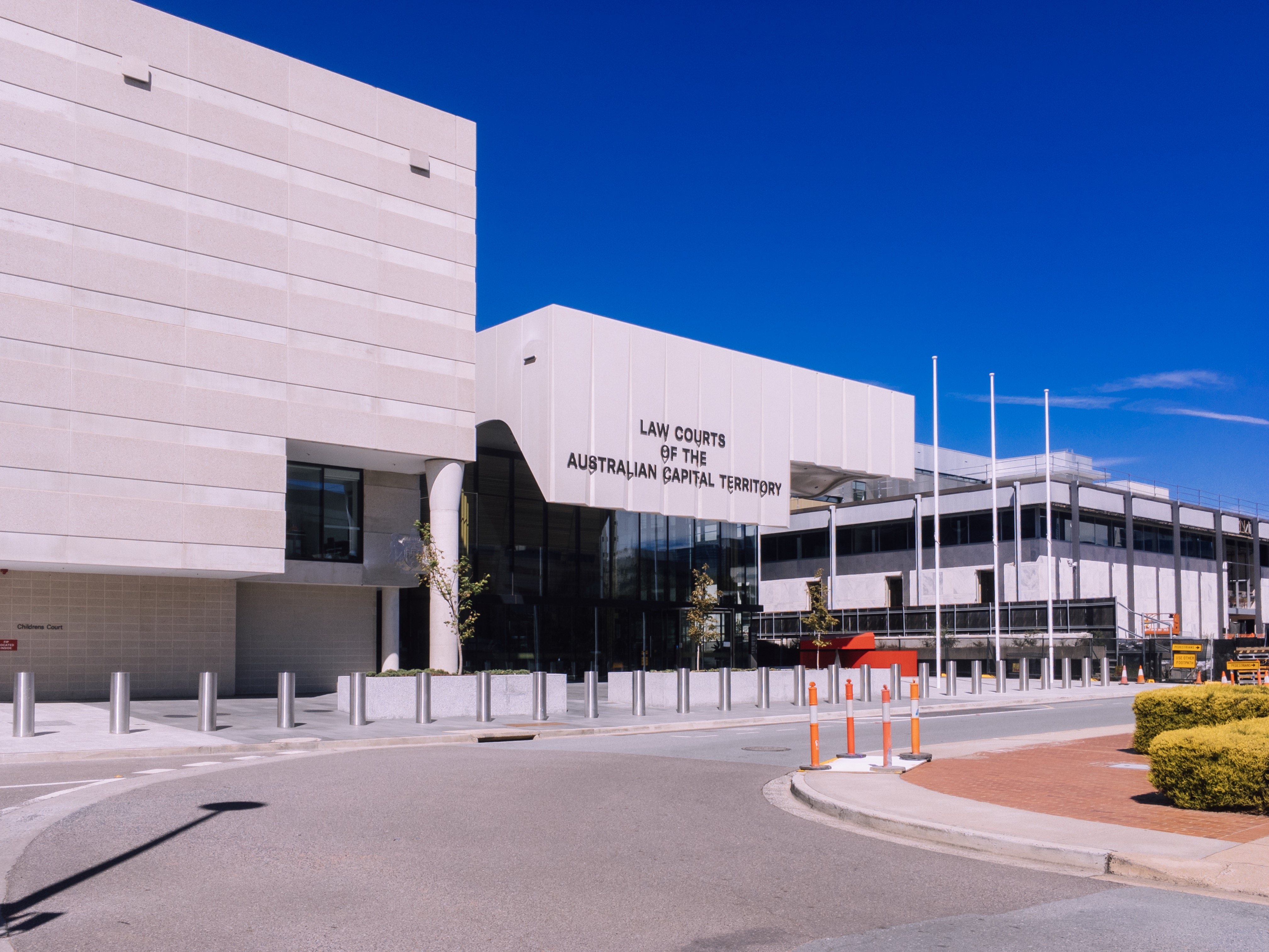 资料图：堪培拉澳大利亚首都领地Law Courts，建筑内设ACT Supreme Court与Magistrates Court。摄影：Riley Boughton，CC BY-SA 4.0｜来源：Wikimedia Commons / Riley Boughton