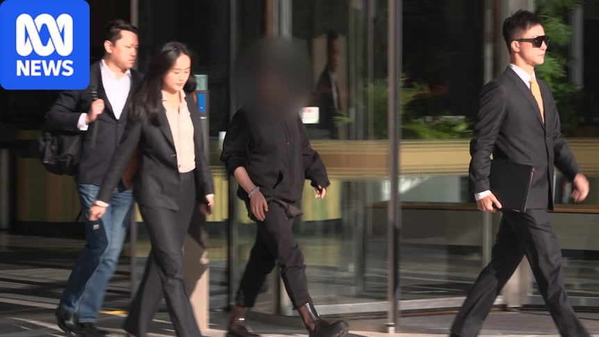 资料图：2025年10月，较早被捕且身份受法院保密令保护的中国籍女子离开ACT Magistrates Court｜来源：ABC News