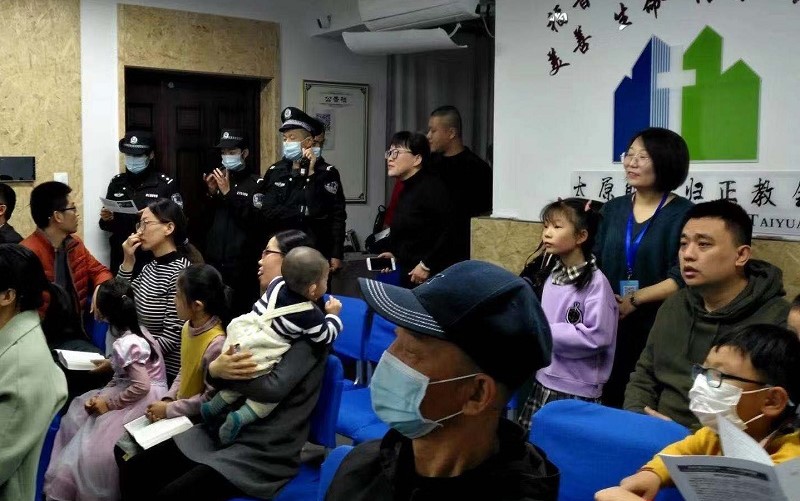 资料图:2020年太原郇城归正教会聚会现场,后方可见执法人员。图片用于说明该教会过往遭遇执法行动|来源:Guiame / Taiyuan Xuncheng Reformed Church