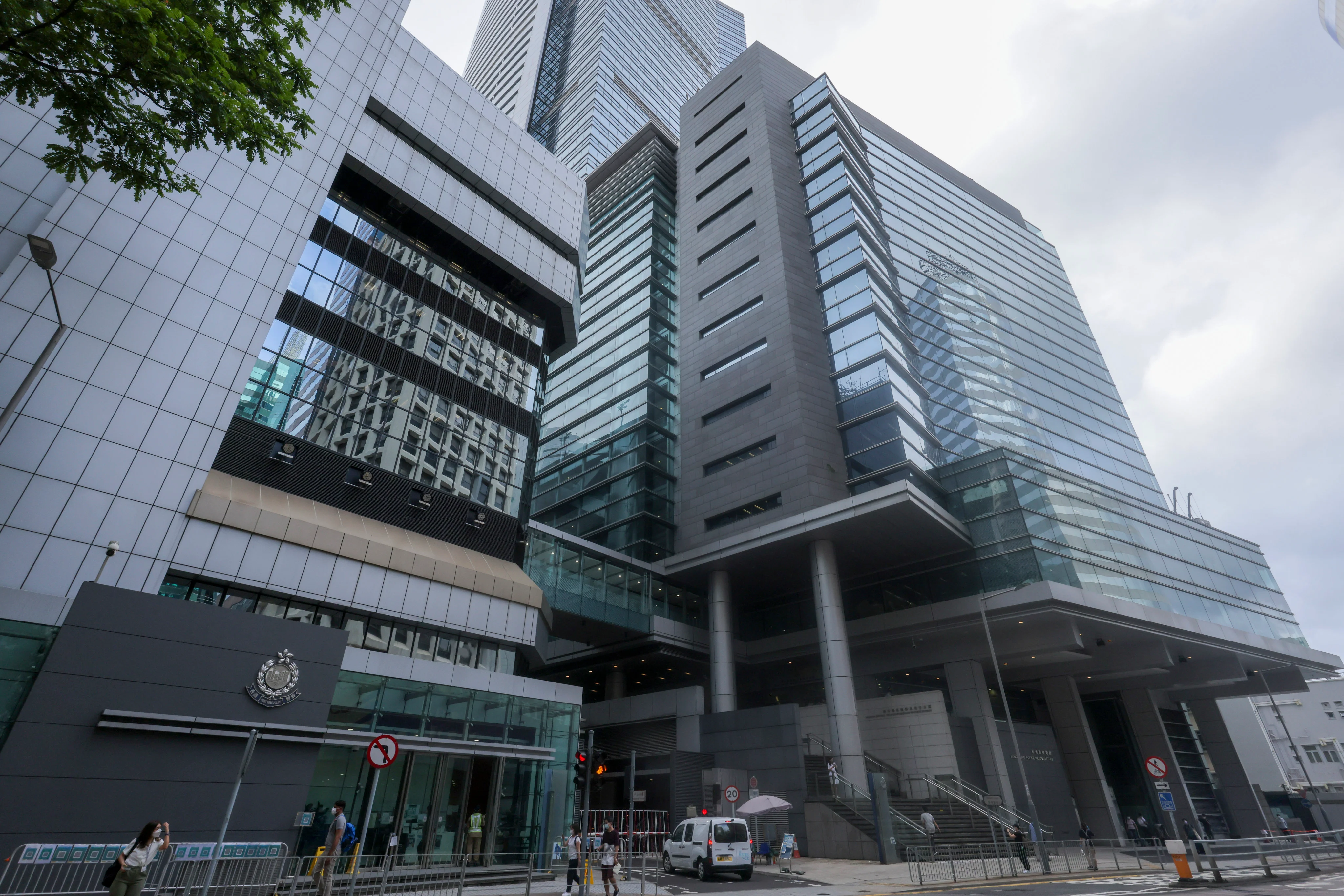 香港警察总部。警方国家安全处称，9月30日拘捕一名37岁男子及一名58岁女子，案件涉及《维护国家安全条例》第24条｜来源：South China Morning Post / Jelly Tse