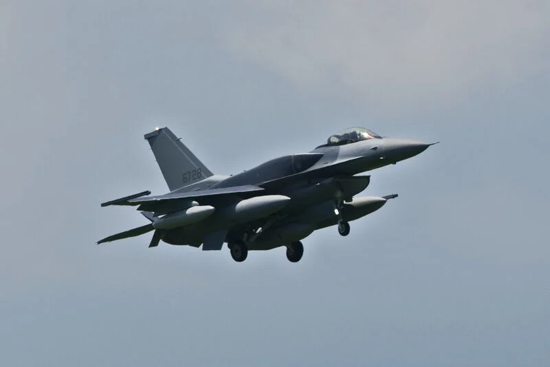 2026年10月2日,台湾首批新造F-16V Block 70战机抵达台东志航基地。图为编号6728战机进场降落|来源:台东最速報