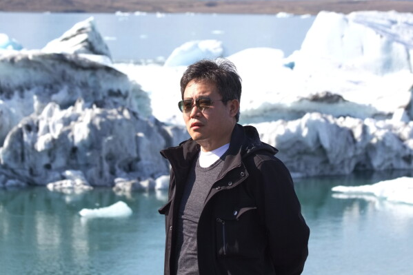 美国地震学家陈友麟(Youlin Chen)2018年在冰岛。其家属称他自2024年11月起在中国被拘;美国国务院2026年3月将其列为“wrongfully detained”|来源:Yufang Rong via AP