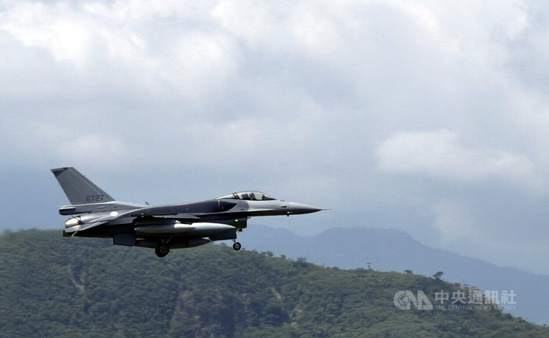 2026年10月2日,编号6727的全新F-16V Block 70战机飞抵台东志航空军基地。台湾向美国采购的66架新造F-16V由此进入实际交付阶段|来源:中央社 / 游凯翔