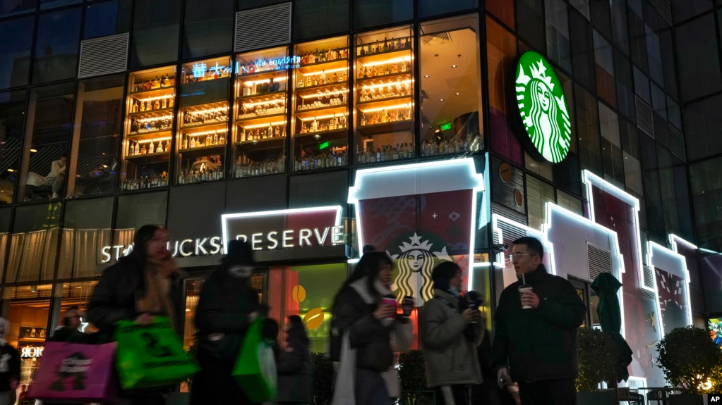 资料照片:北京商业街上的星巴克门店。美国国会众议院中国特设委员会10月1日批评星巴克在新疆新开两家门店|来源:美国之音