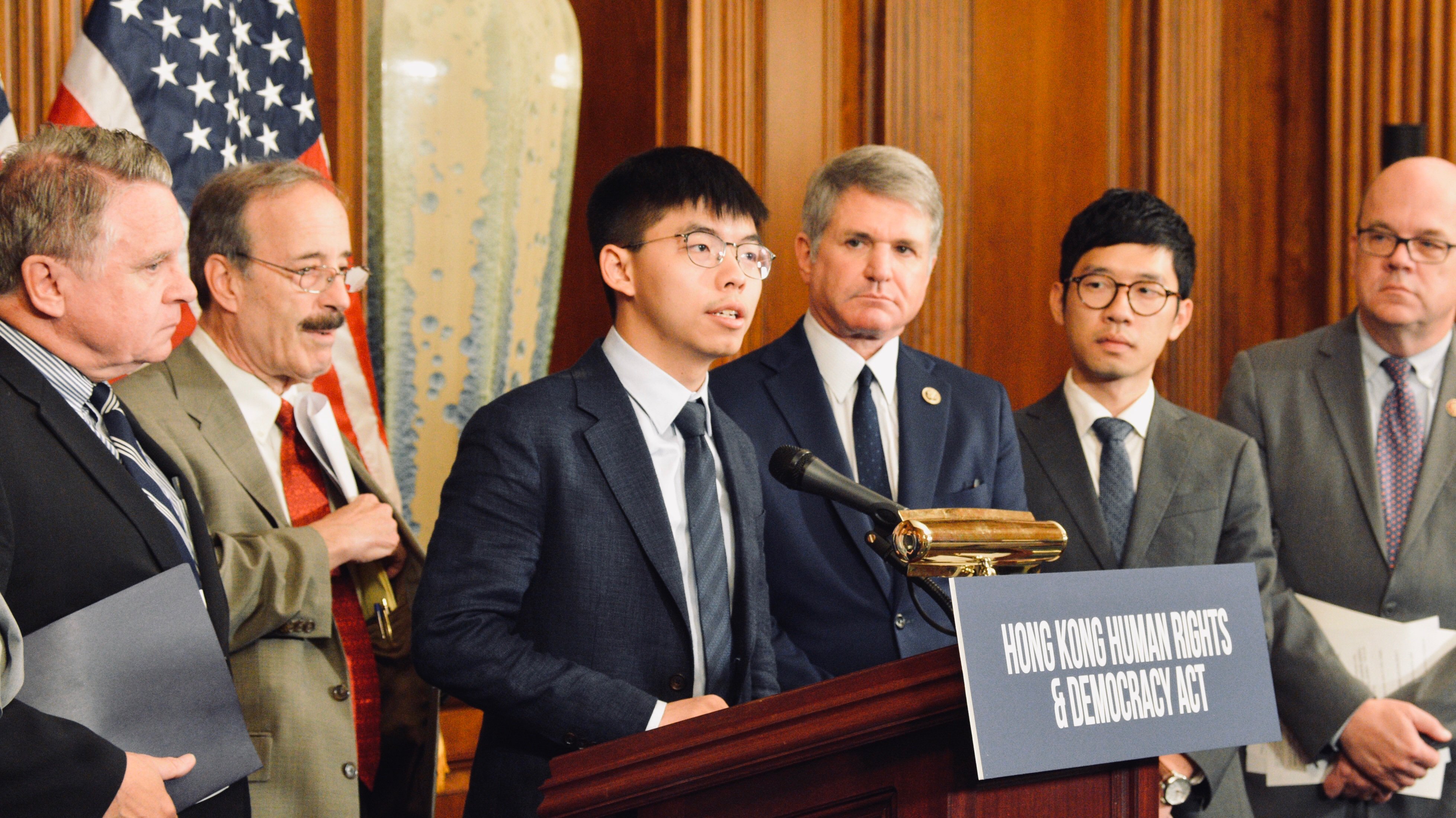 2019年,黄之锋在美国国会山就《香港人权与民主法案》发言|来源:Wikimedia Commons