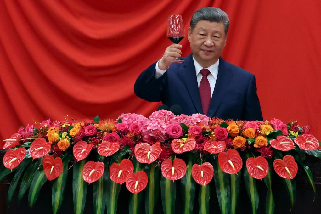 习近平9月30日在北京人民大会堂国庆招待会上致辞并举杯｜来源：South China Morning Post / AP