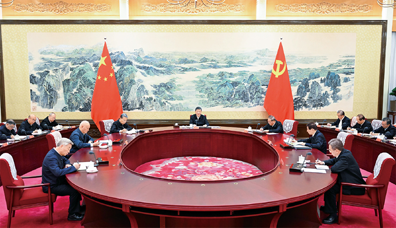 习近平主持中共中央政治局会议资料图。五中全会召开前,政治局已把“全面从严治党”确定为核心议题|来源:新华社