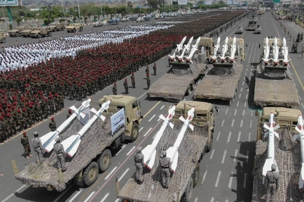 胡塞武装在也门萨那阅兵中展示导弹等武器系统|来源:Al Jarida / Houthi media