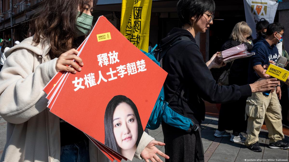台北街头声援李翘楚获释的活动资料图。李翘楚2024年服刑期满后返回北京｜来源：DW / Amnesty International