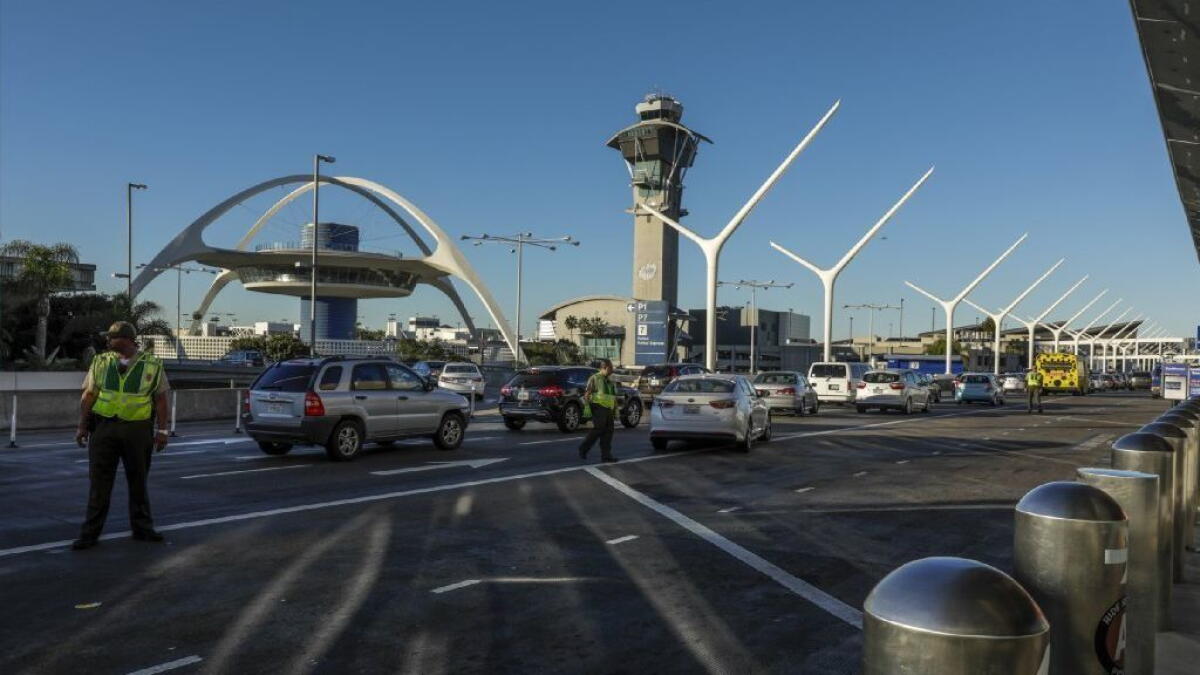 洛杉矶国际机场资料图。Zhang在准备离境前于机场被FBI逮捕|来源:Los Angeles Times