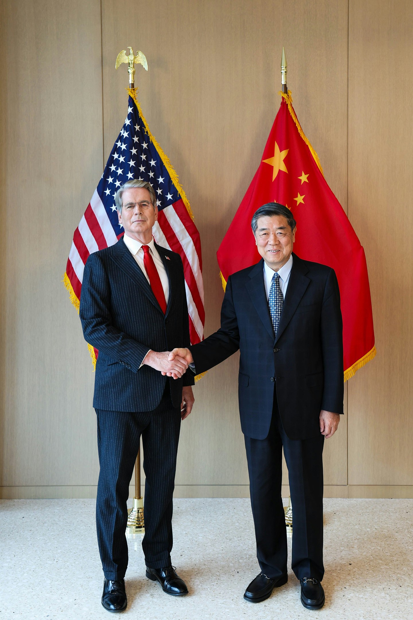 美国财长贝森特与中国副总理何立峰在纽约会谈。双方曾讨论建立AI安全对话与事故通报机制｜来源：今日悉尼