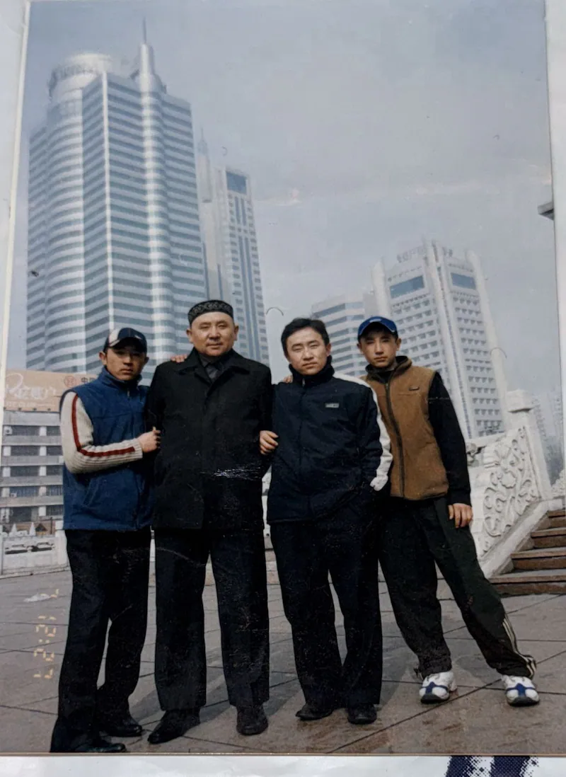 新疆塔城托里县清真寺前伊玛目哈里米提·切格尔一家人合影。图片由阿塔珠尔特提供|来源:自由亚洲电台 / 阿塔珠尔特提供