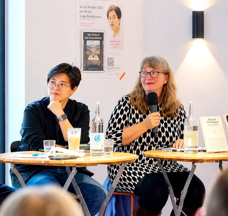 杨双子在慕尼黑文学活动现场,与德方参与者进行交流|来源:CNA / Taipei Times