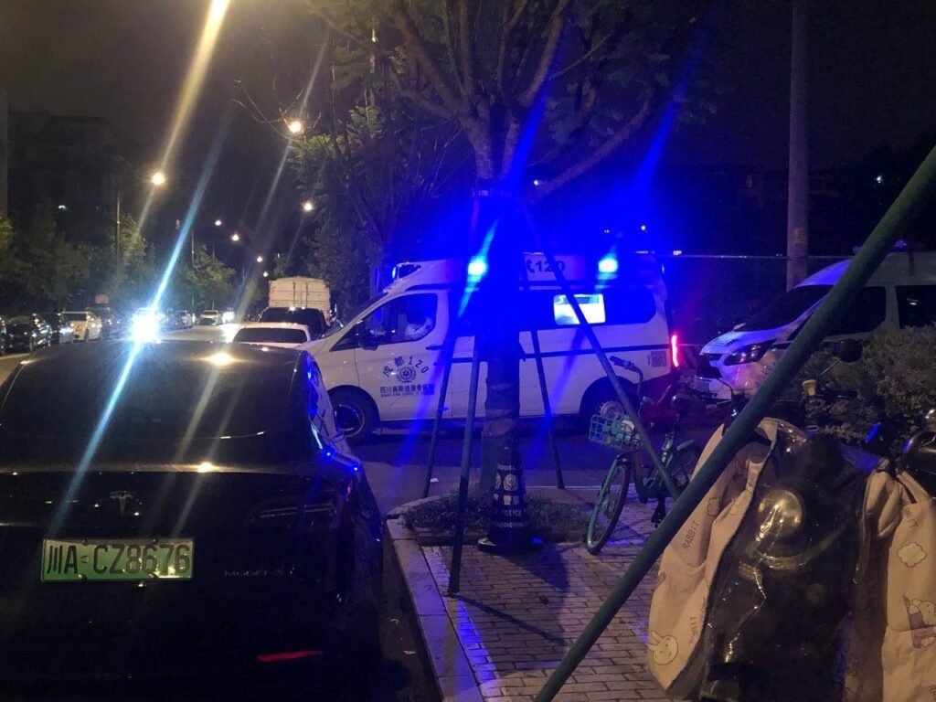 9月11日晚,一辆救护车停在成都红牌楼派出所外;教会成员当时正在等待被带走的老人消息|来源:ChinaAid / Courtesy Photo