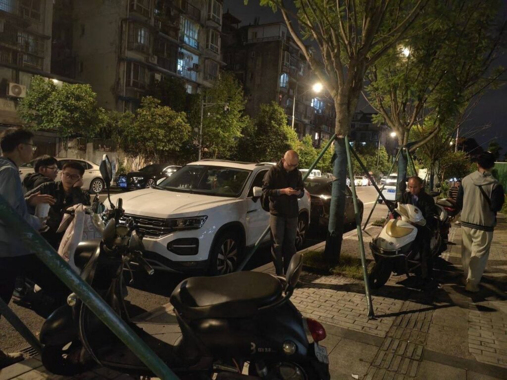9月11日晚,秋雨圣约教会成员在成都红牌楼派出所外等待被带走成员的消息|来源:ChinaAid / Courtesy Photo